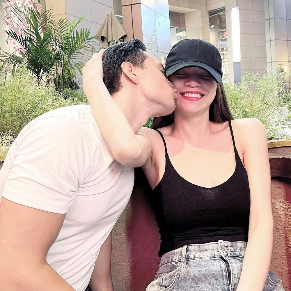  
Cô đón nhận nụ hôn trong sự phấn khích còn đối phương chưa khi nào ngại chuyện ôm hay làm điều ngọt ngào cho cô chốn công cộng. (Ảnh: Instagram) - Tin sao Viet - Tin tuc sao Viet - Scandal sao Viet - Tin tuc cua Sao - Tin cua Sao