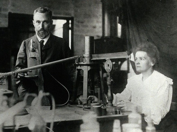  
Hai vợ chồng Pierre Curie và Marie Curie trong một phòng thí nghiệm (Nguồn: CNN)