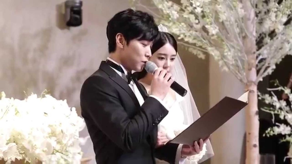 
Sungmin phải chịu nhiều áp lực vì lấy vợ (Ảnh: YouTube)