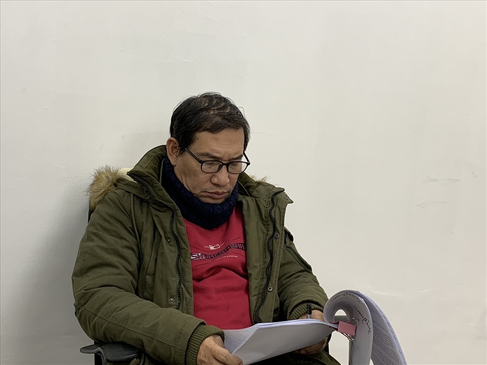  
NSƯT Quang Thắng say sưa ngồi đọc kịch bản Táo Quân. (Ảnh: VFC)