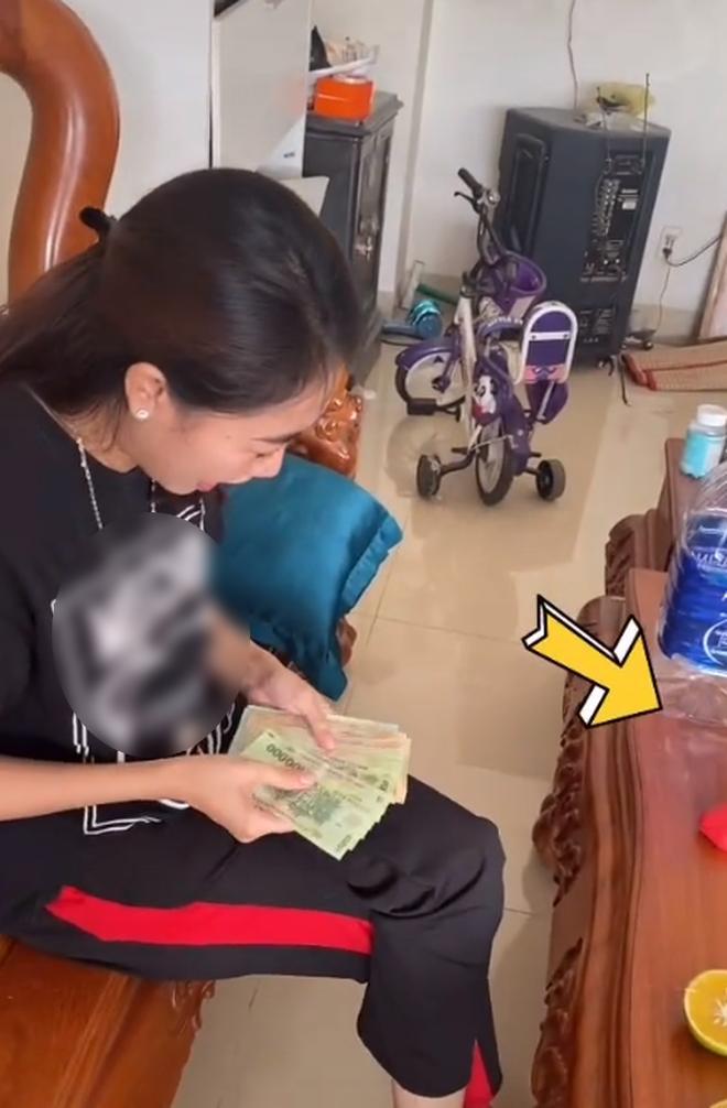 
Cô vợ trẻ vui vẻ đếm tiền trong sự ngậm ngùi của chồng. (Ảnh: Tiktok @nhuhuynh1992)