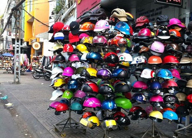  
Những chiếc mũ rẻ, nhẹ này vẫn được bày bán khắp các vỉa hè. (Ảnh: Pinterest)