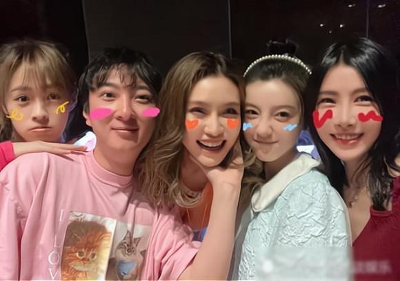  
Các mỹ nhân chụp hình cùng Vương Tư Thông trong bữa tiệc (Nguồn: Weibo)