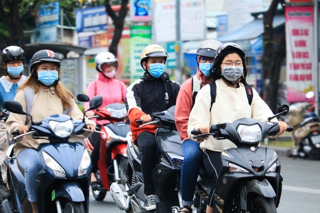  
Người dân mặc thêm áo khoác trong ngày Sài Gòn chuyển lạnh (Ảnh: Thanh niên)