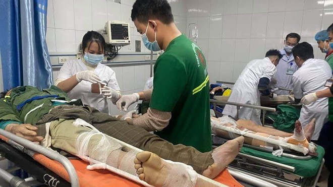  
Các công nhân đang được điều trị tại Bệnh viện 115 Nghệ An (Ảnh: Thanh Niên)
