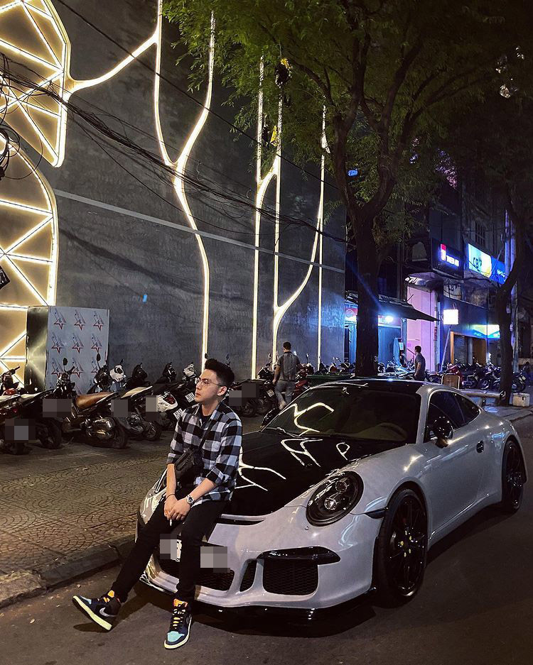  
Anh nổi tiếng khi sở hữu nhiều xe đắt tiền. (Ảnh: Instagram)