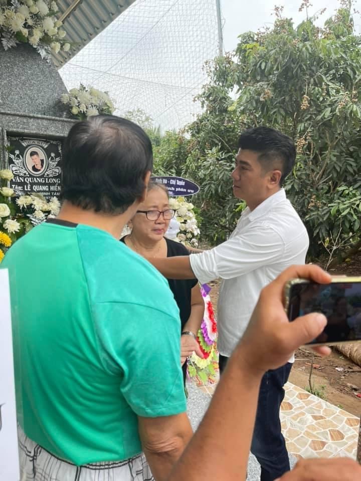 
Trương Đan Huy an ủi gia đình bố mẹ Vân Quang Long.