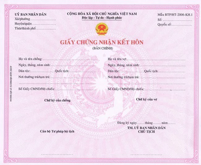  Giấy chứng nhận kết hôn hợp pháp ở Việt Nam. (Ảnh: Lao Động)