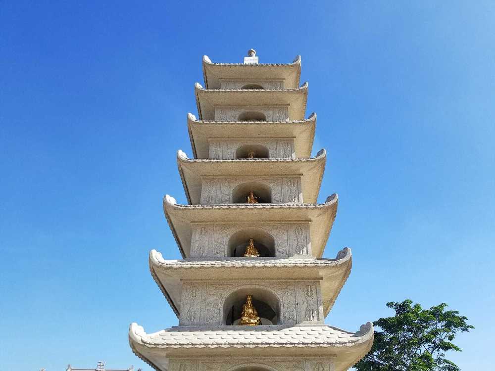 
Tháp chùa được xây cao theo lối kiến trúc thời Lý, Trần.
