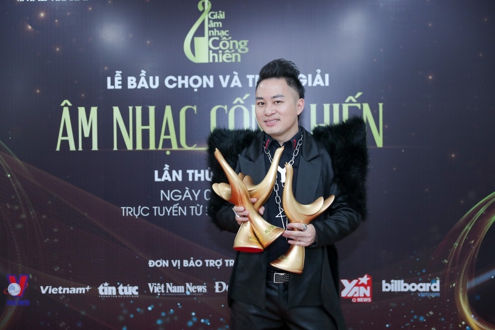  
Tùng Dương nhận 3 giải thưởng tại Cống hiến 2021.