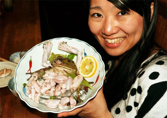 
Sashimi ếch sống thách thức sự can đảm của thực khách (Nguồn: VietNamNet)
