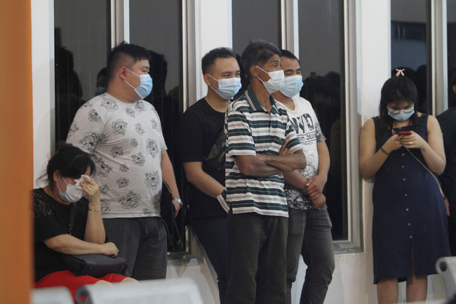  
Nhiều nhân thân khác đứng ngồi không yên tại sân bay (Ảnh: Tribunnews)
