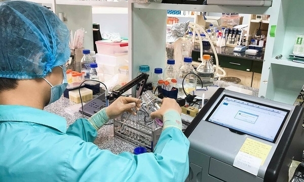  
Các nhà khoa học Việt Nam trong quá trình nghiên cứu vaccine. (Ảnh: VNExpress)