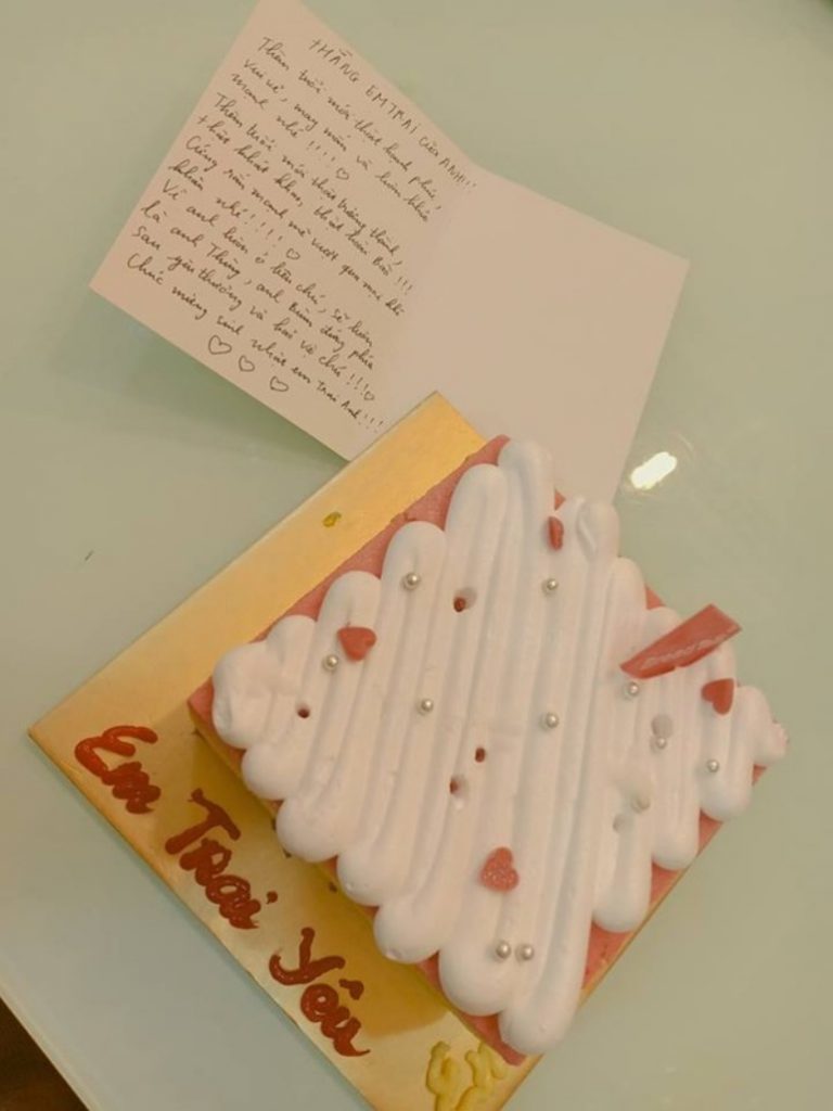  
Việt Hoàng khoe bánh kem, thiệp do anh trai chuẩn bị. (Ảnh: Instagram)