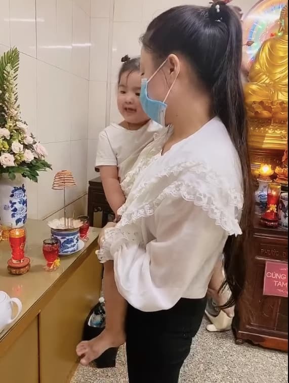  
Linh Lan ôm con gái đứng bàn thờ của Vân Quang Long (Ảnh chụp màn hình) - Tin sao Viet - Tin tuc sao Viet - Scandal sao Viet - Tin tuc cua Sao - Tin cua Sao