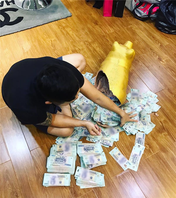  
Người ta tiết kiệm tiền làm nhà, chàng trai Nguyễn Duy Tân đây "nuôi heo" để đưa vợ đi du lịch. (Ảnh: YAN News)
