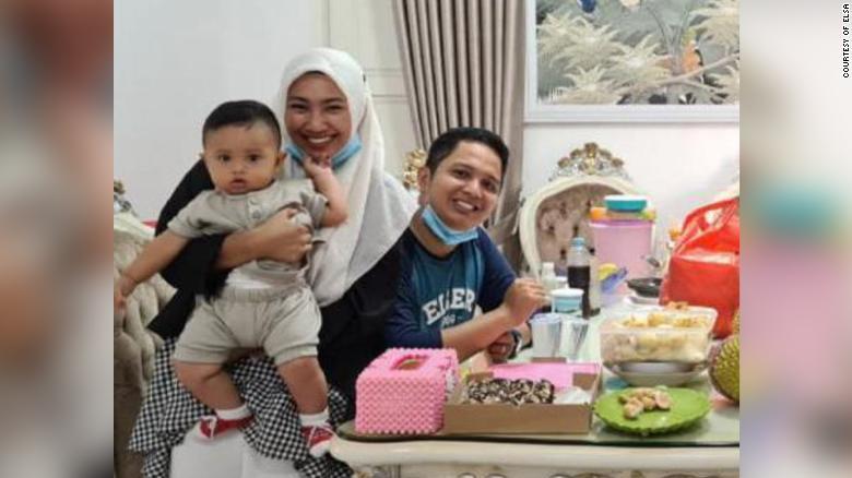  
Cặp đôi Rizki Wahyudi và Indah Halimah Putri cùng con nhỏ 7 tháng tuổi. (Ảnh: CNN).