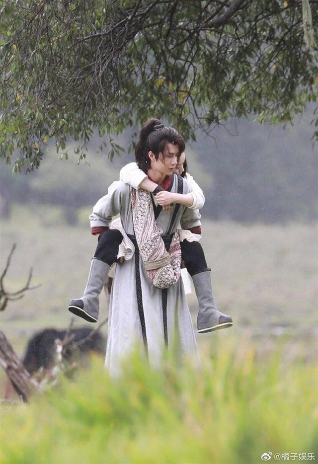  
Cuối cùng thì Vương Nhất Bác cũng cầm đúng kịch bản, diễn vai nam nhân chở che cho cô gái mình thích. Ảnh: Weibo