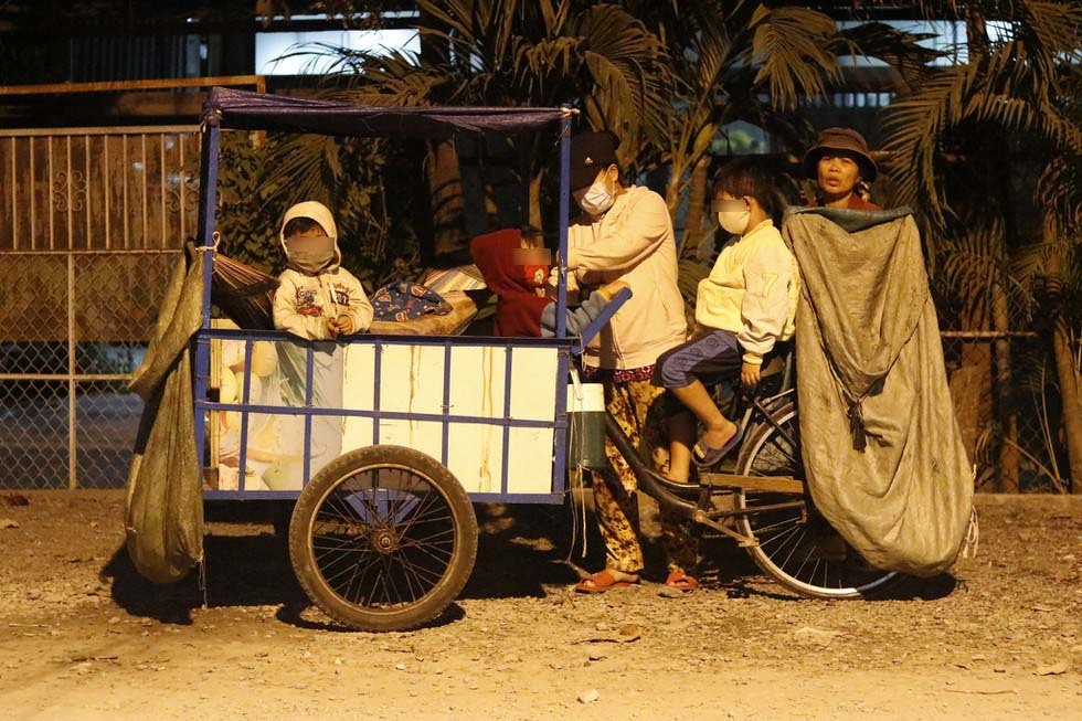 
Cùng mẹ phiêu bạt trên xe nhặt ve chai mỗi ngày. (Ảnh: Thanh niên)