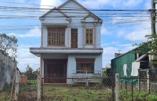  
Chủ nhân của ngôi nhà ở xã Nâm N’giang vì nợ nần, bị siết nợ sau đó đã bỏ nhà đi biệt xứ. (Ảnh: VietNamNet)