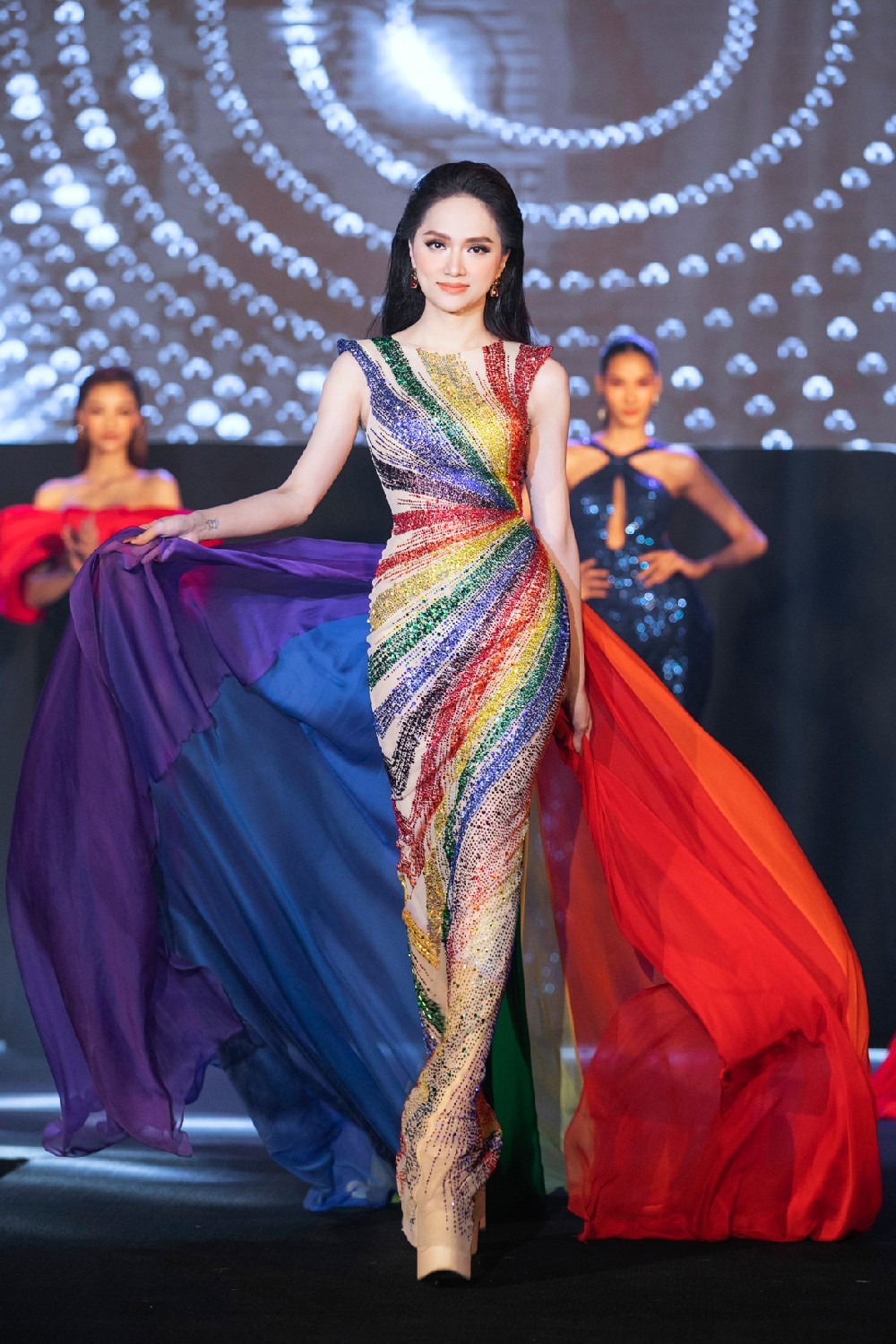NTK Linh San: Khám phá thế giới thời trang của NTK Linh San,  một trong những thiết kế quần áo hàng đầu tại Việt Nam. Các thiết kế và sáng tạo của Linh San được xây dựng trên nền tảng của sự tôn trọng và bảo vệ môi trường. Hãy để hình ảnh của Linh San đưa bạn đến với một thế giới mới lạ và đầy màu sắc.
