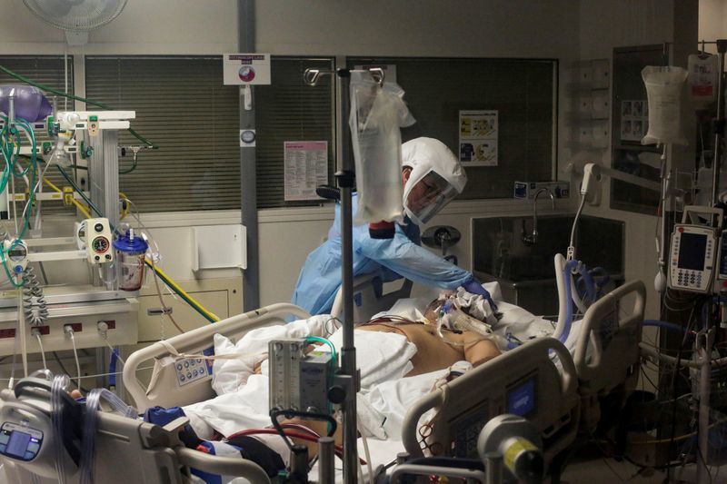  
Nhân viên y tế chăm sóc cho bệnh nhân nhiễm Covid-19. (Ảnh: CNN).