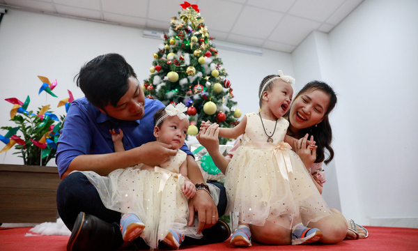  
Cách đây gần một tháng, Song Nhi đã đón Giáng Sinh đầu tiên bên bố mẹ sau phẫu thuật tách rời. (Ảnh: VOV)