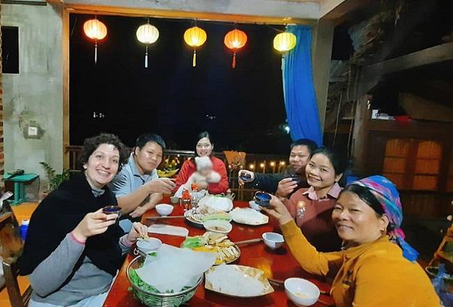 
Gia đình cô vui vẻ ăn tối cùng vị khách nước ngoài. (Ảnh: 24h)