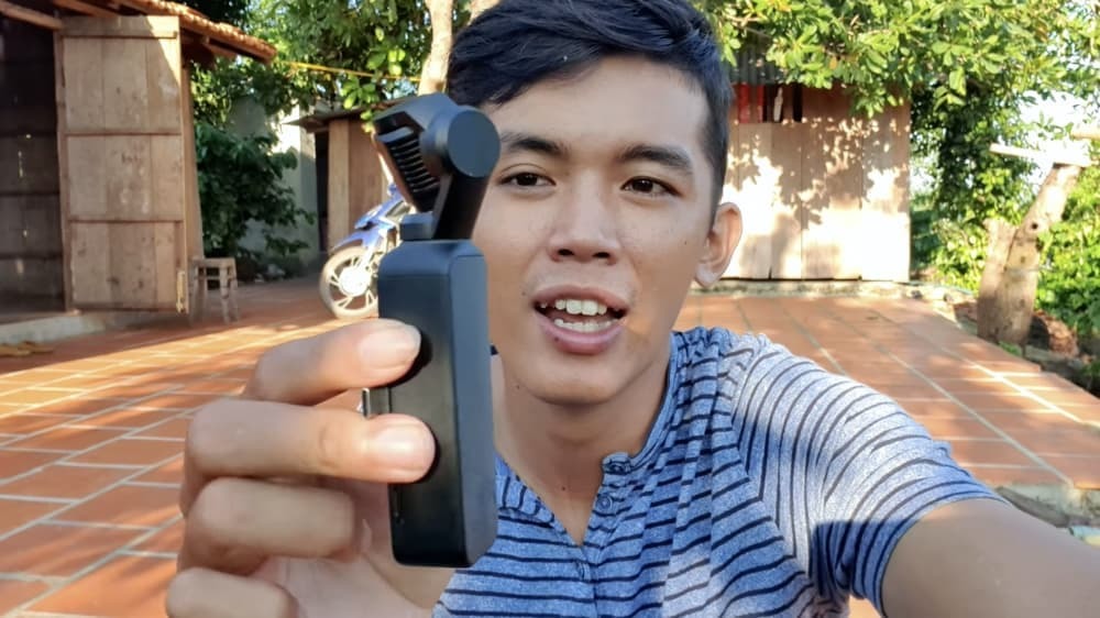  
Chàng "YouTuber nghèo nhất Việt Nam" đã có cuộc sống mới, trong ảnh Sang đang "khoe" đồ nghề quay video mới tậu (Ảnh: Cắt từ clip) 