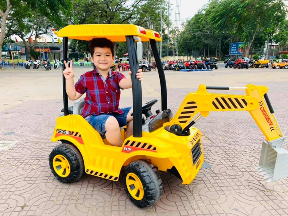  
Bửu Lộc cũng đăng ảnh đưa con đi lái xe ở công viên. (Ảnh: FBNV)