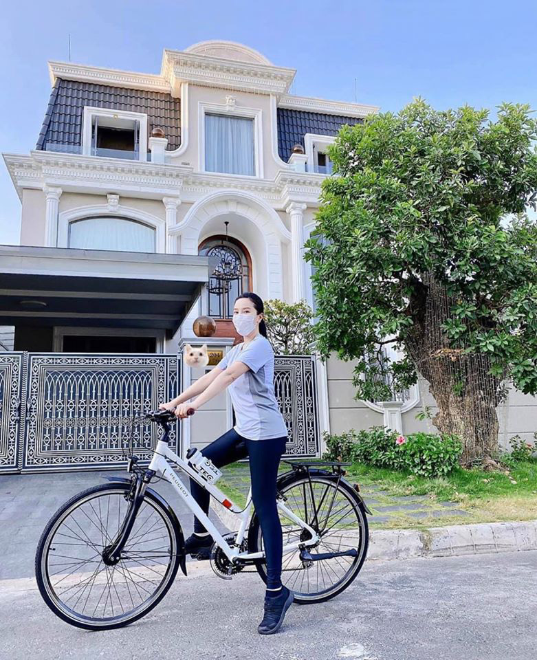  
Căn biệt thự hoành tráng mà Bảo Thy sống cùng chồng sau khi kết hôn nằm ở "khu nhà giàu" của Sài Gòn. (Ảnh: FBNV)