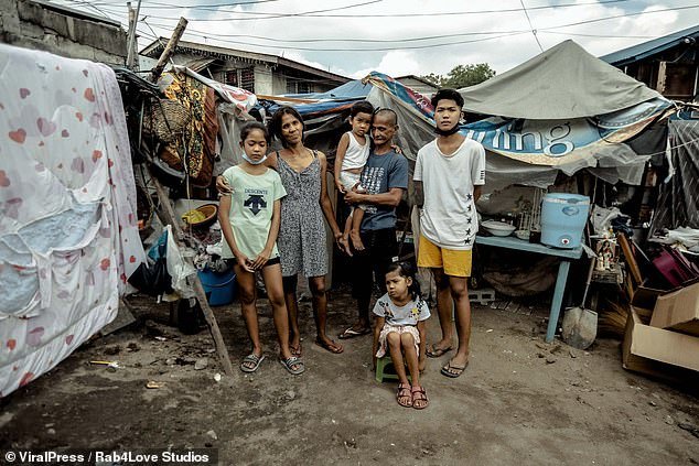  
Rosalyn Ferrer và Rommel Basco cùng 6 đứa con sống trong khu bãi rác. (Ảnh: Daily Mail)