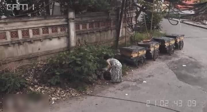  
Anh chồng vội mặc đầm của vợ đi đổ rác. (Ảnh: FB T.C.Đ)