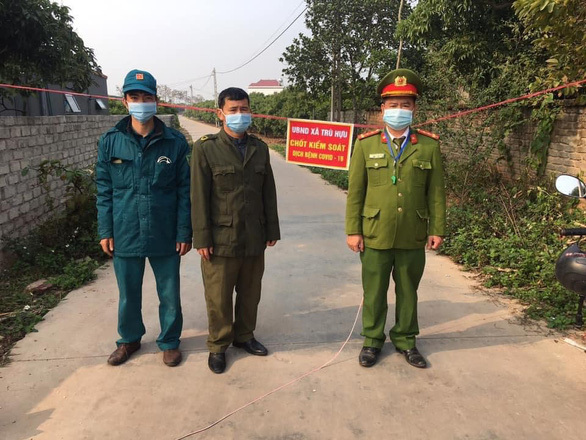  
Khu vực thôn Thanh Tân bị phong tỏa do có liên quan đến hai trường hợp F1 (Ảnh: Tuổi Trẻ)