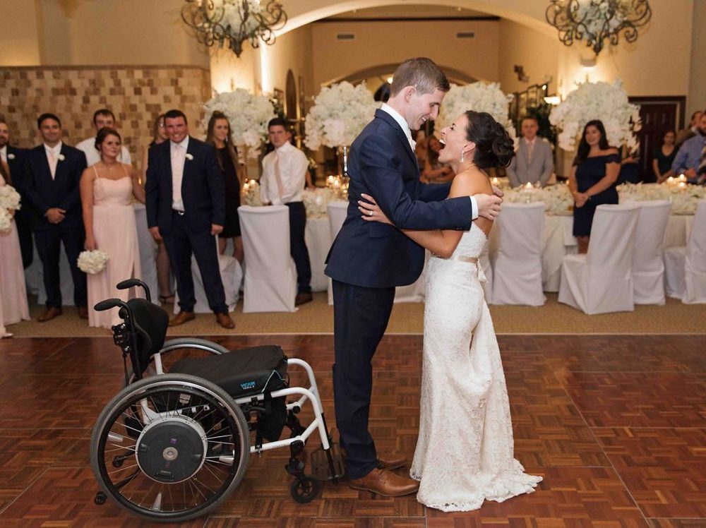  
Nhờ sự giúp đỡ của Emily mà Chris có thể đứng lên và đi sau khi gặp tai nạn dẫn đến liệt toàn thân.