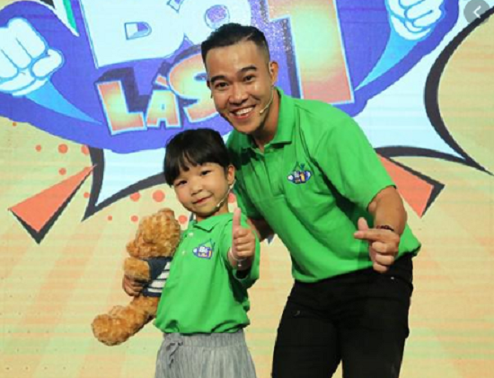  
Từ sự nổi tiếng trên TikTok, hai cha con nhà thiết kế Nguyễn Minh Hải đã trở thành khách mời của nhiều gameshow truyền hình. (Ảnh: Eva)