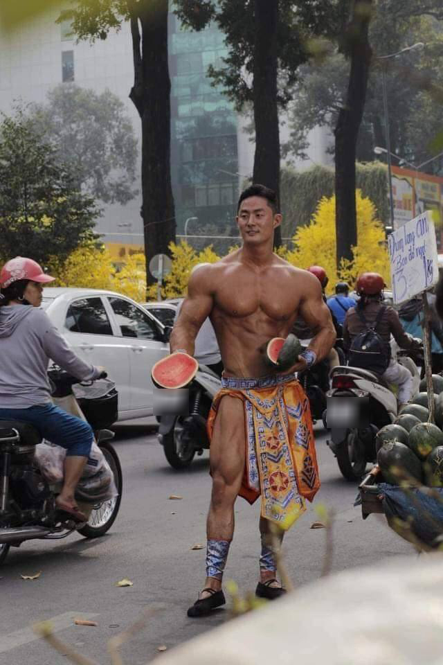  
Màn cosplay Mai An Tiêm của anh chàng bán dưa gây náo loạn cả khu phố Sài Gòn. (Ảnh: Pháp luật và Bạn đọc)