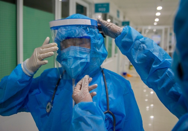  
Nhân viên y tế trang bị đồ bảo hộ khi làm việc (Ảnh: Bệnh viện Bạch Mai)