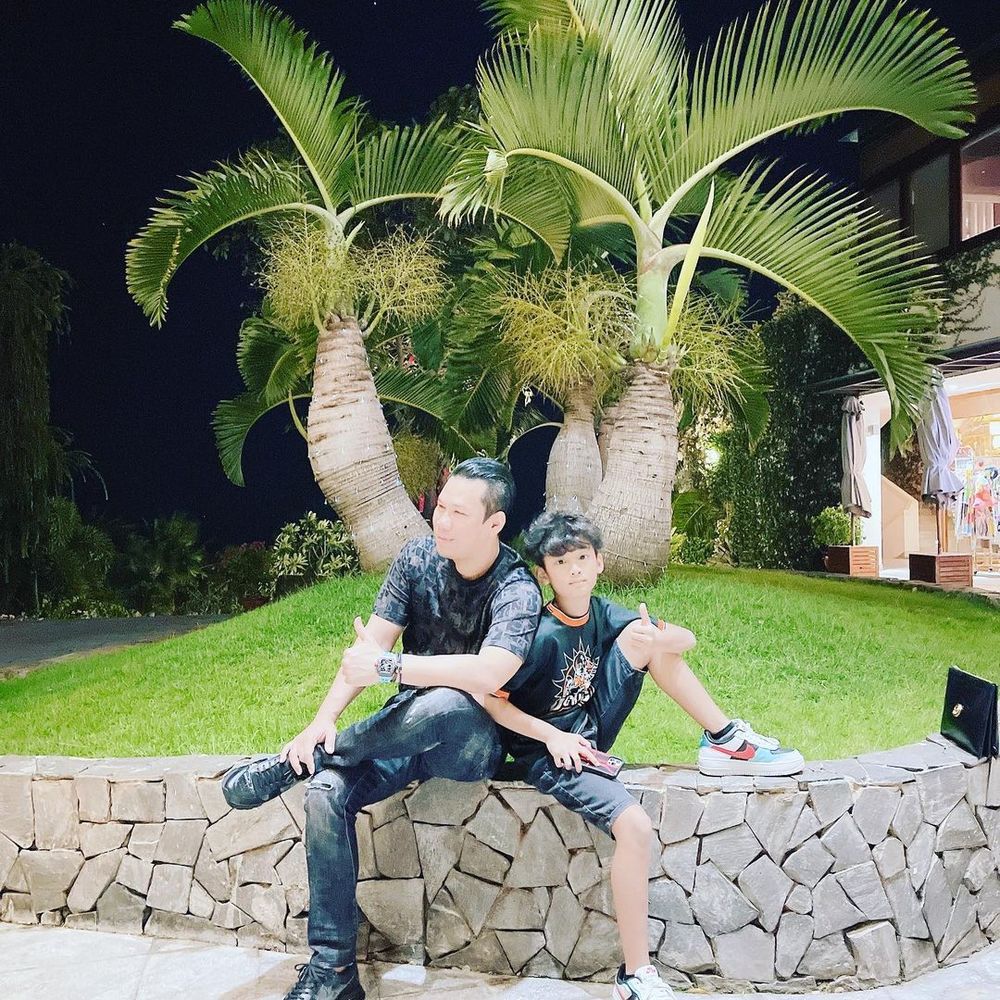  
Doanh nhân Đức Huy đưa con trai đi nghỉ dưỡng trong những ngày nghỉ Tết 2021. (Ảnh: Instagram NV)