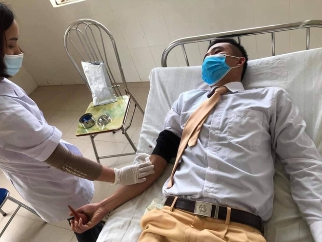  
Trung úy Trương Đức Huy hiến máu cứu em học sinh lớp 6 (Ảnh: Công an nhân dân)