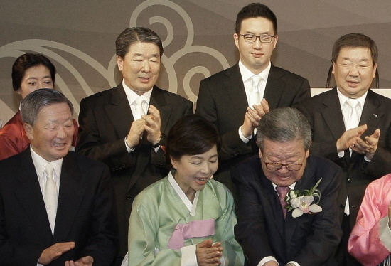 
Ở tuổi 41, anh là chủ tịch trẻ nhất của 1 trong những gia tộc tài phiệt quyền lực nhất Hàn Quốc. (Ảnh: The Inventor)