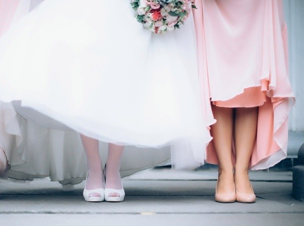  
Cô dâu và phù dâu là bạn thân từ thời sinh viên. (Ảnh: Pixabay)