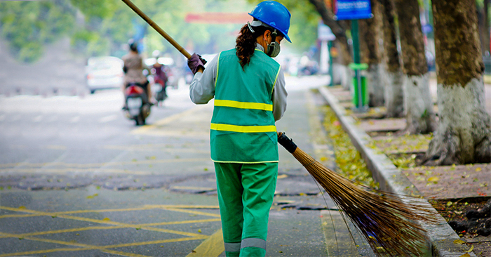 
Công nhân vệ sinh môi trường là một công việc gặp nhiều vất vả (Nguồn: Pinterest)