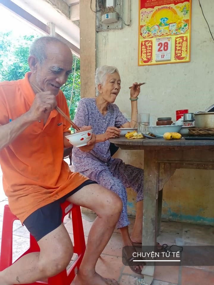  
Ông T. cùng vợ mình tại Tiền Giang. (Ảnh: N.Đ.T.P.)