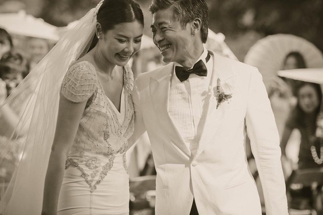  
Lạc Cơ Nhi và Ian Chu trong ngày cưới. (Ảnh: Thanh Niên)