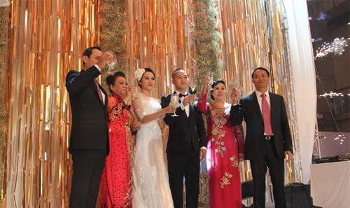  
Đám cưới hoành tráng của con trai ông Bình với người con dâu nổi tiếng. (Ảnh: Zing)
