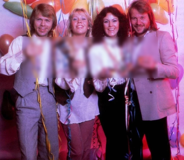  
Happy New Year của ABBA có lẽ là ca khúc khó thay thế để bật vào dịp năm mới.