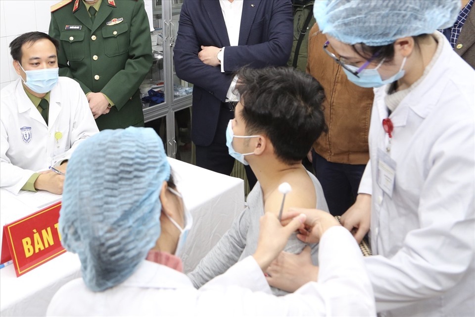  
Việt Nam chuẩn bị tiêm vắc-xin cho gần 5 triệu dân. (Ảnh: Báo Lao Động)