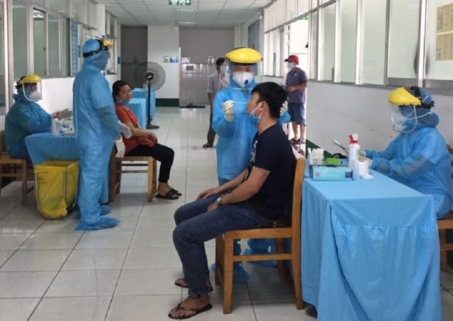  Nhân viên y tế lấy mẫu xét nghiệm Covid-19 (Ảnh: Dân trí)