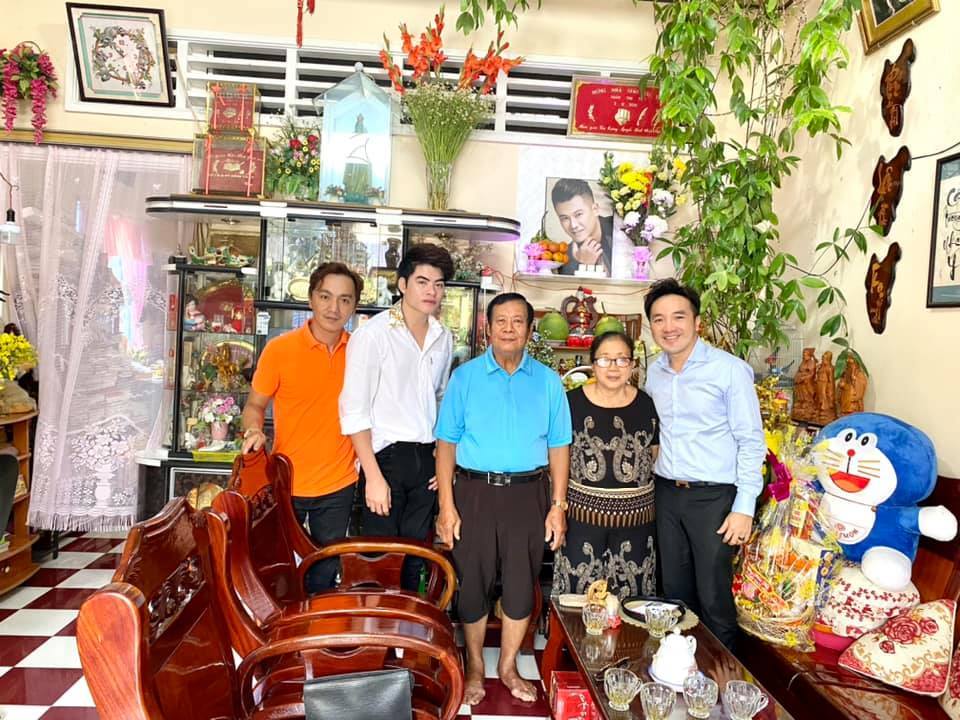  
Dương Ngọc Thái cũng sang nhà chúc năm mới, thăm ba mẹ nuôi. (Ảnh: FBNV) - Tin sao Viet - Tin tuc sao Viet - Scandal sao Viet - Tin tuc cua Sao - Tin cua Sao